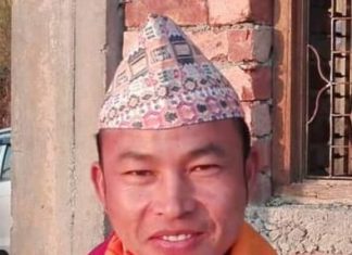 समस्या सुनाउँदै मन्त्रीलाई बधाई दिँदै गाउँपालिका अध्यक्ष लिम्बु