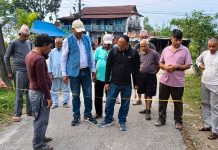 सडकमै पुगेर निर्माणसम्बन्धी स्थानीयसँग छलफल गर्दै मेयर पोखरेल